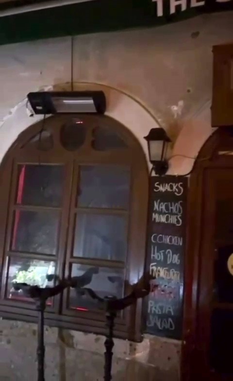 ALAÇATI MAHALLESİ'NDE SABAH SAATLERİNDE KAPALI DURUMDAKİ BİR EĞLENCE MEKANINA KİMLİĞİ BELİRSİZ...