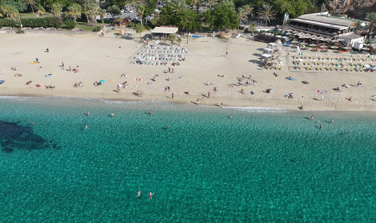 ALANYA İLÇESİNDE HAVA SICAKLIĞININ 24 DERECEYE ÇIKTIĞI KASIM AYININ SONLARINDA VATANDAŞLAR DÜNYACA...