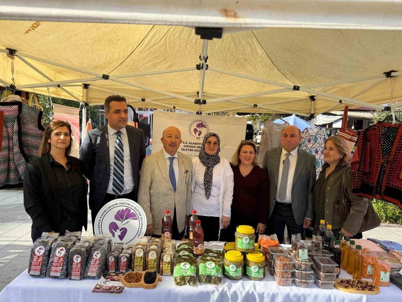 ALAŞEHİR TSO ÖNCÜLÜĞÜNDE SARIGÖLLÜ KADIN GİRİŞİMCİLERİN EL EMEĞİ ÜRÜNLERİNİN YER ALDIĞI TANITIM...