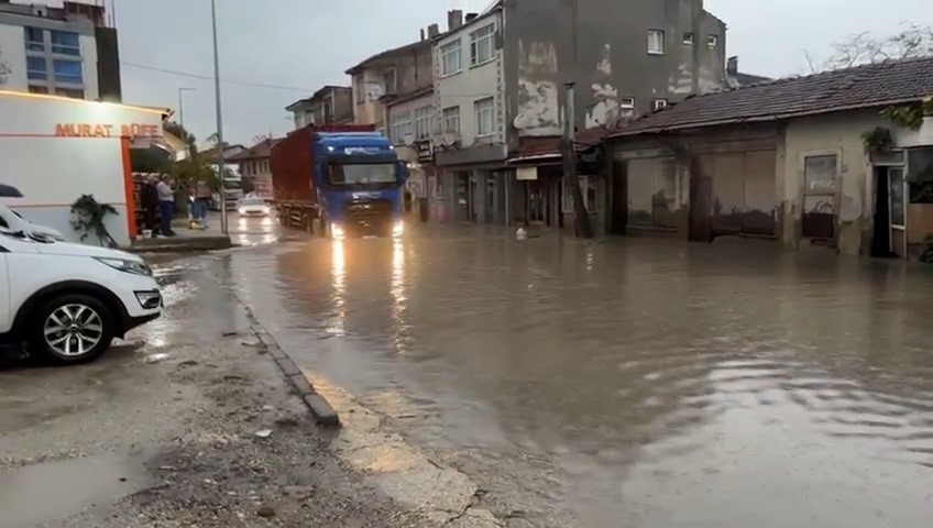 ALTYAPI YETERSİZLİĞİ YİNE VURDU: ONLARCA ARAÇ SANAYİNİN YOLUNU TUTTU