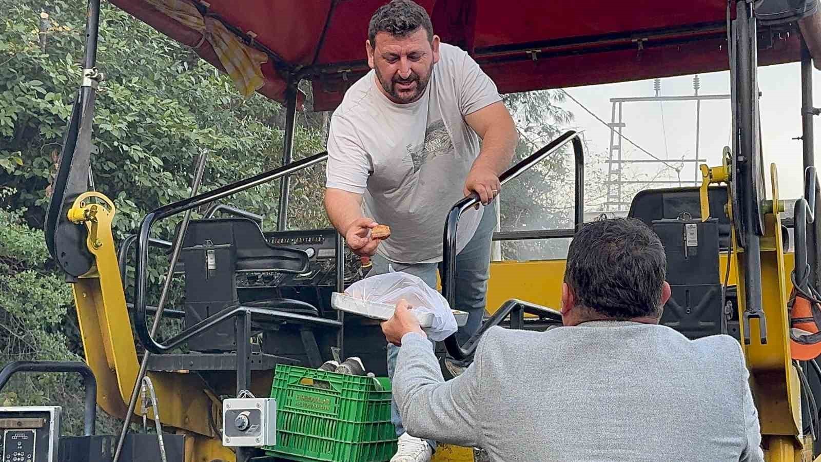 AMASRA KÜLTÜR  VE TURİZM DERNEĞİ TARAFINDAN İŞÇİLERE BAKLAVA İKRAM EDİLDİ