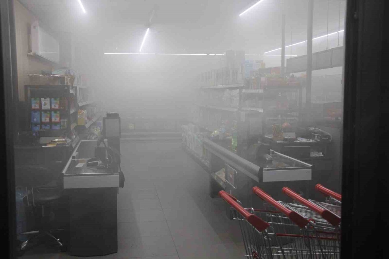 AMASYA'DA BİR BİNANIN ZEMİN KATINDA ÇIKAN YANGINDA YÜKSELEN DUMANLAR GİRİŞ KATTAKİ MARKETİN İÇİNİ...