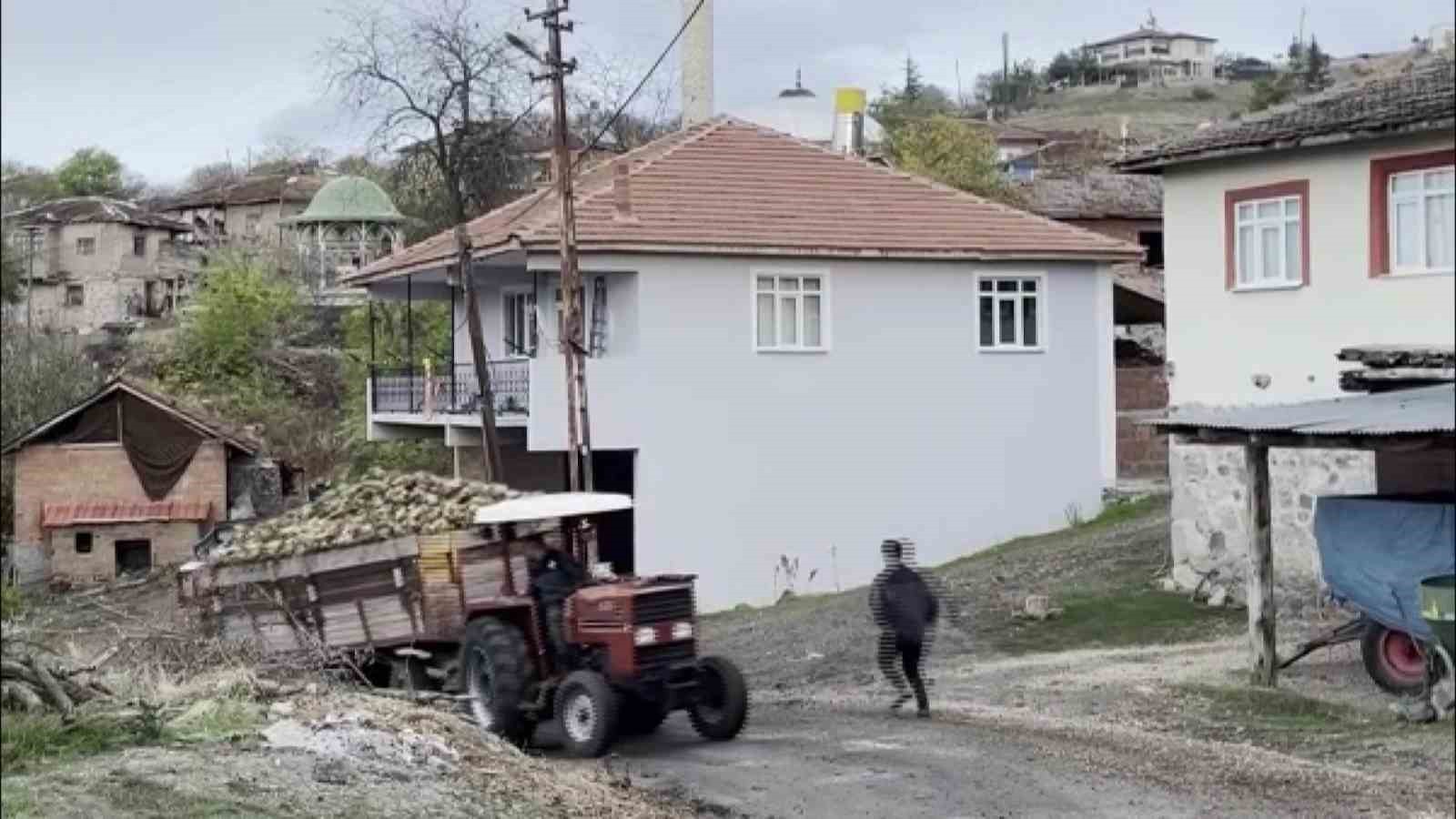 AMASYA'DA ŞEKER PANCARI YÜKLÜ TRAKTÖR RÖMORKU DEVRİLDİ. TRAKTÖR SÜRÜCÜSÜNÜN VE YARDIMINA YETİŞMEYE...