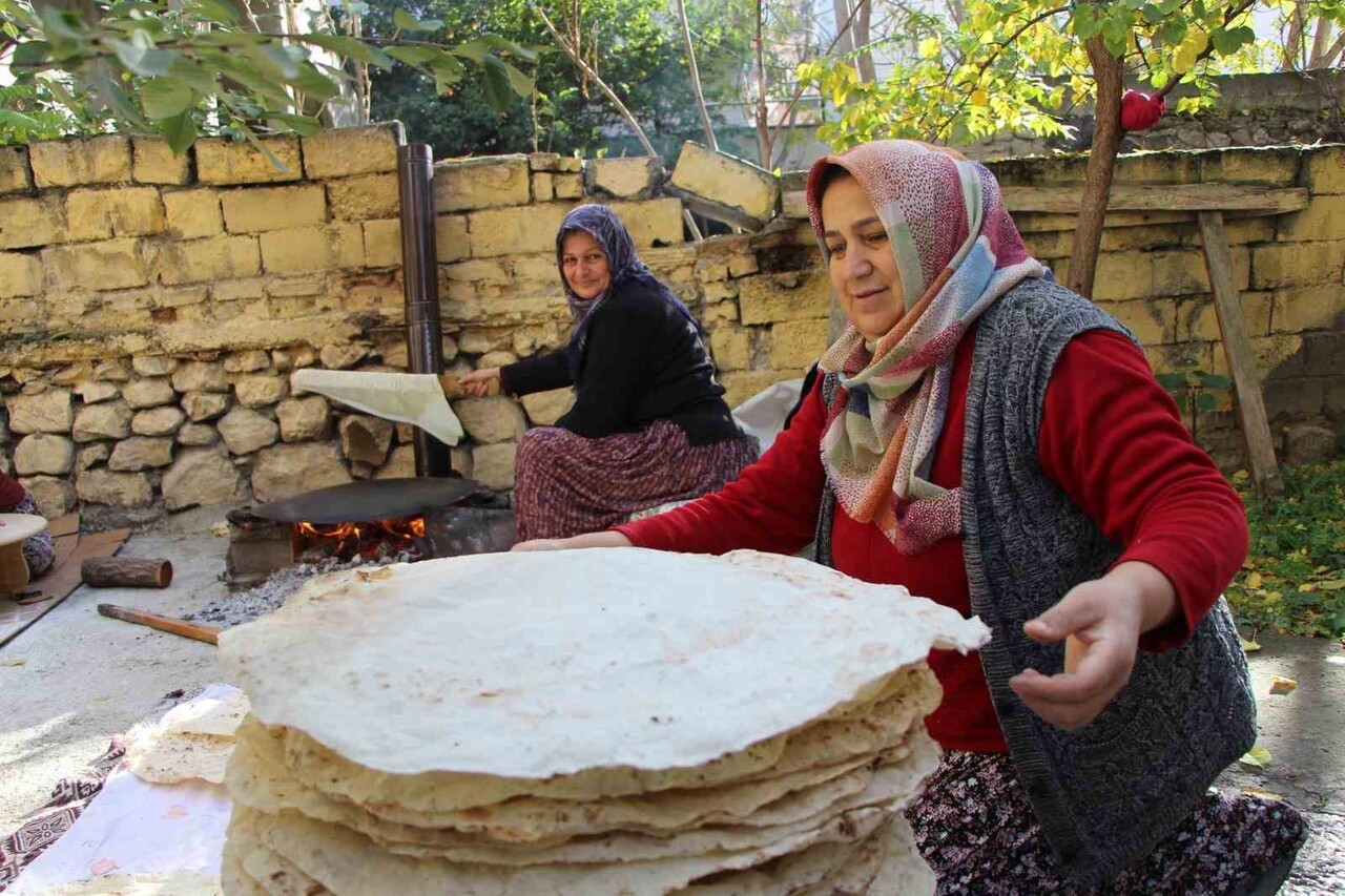 AMASYA’DA EVHANIMLARI EVLERİNİN İHTİYACI OLAN YUFKALARI ELBİRLİĞİ YAPARAK HAMURLARINI AÇIP...