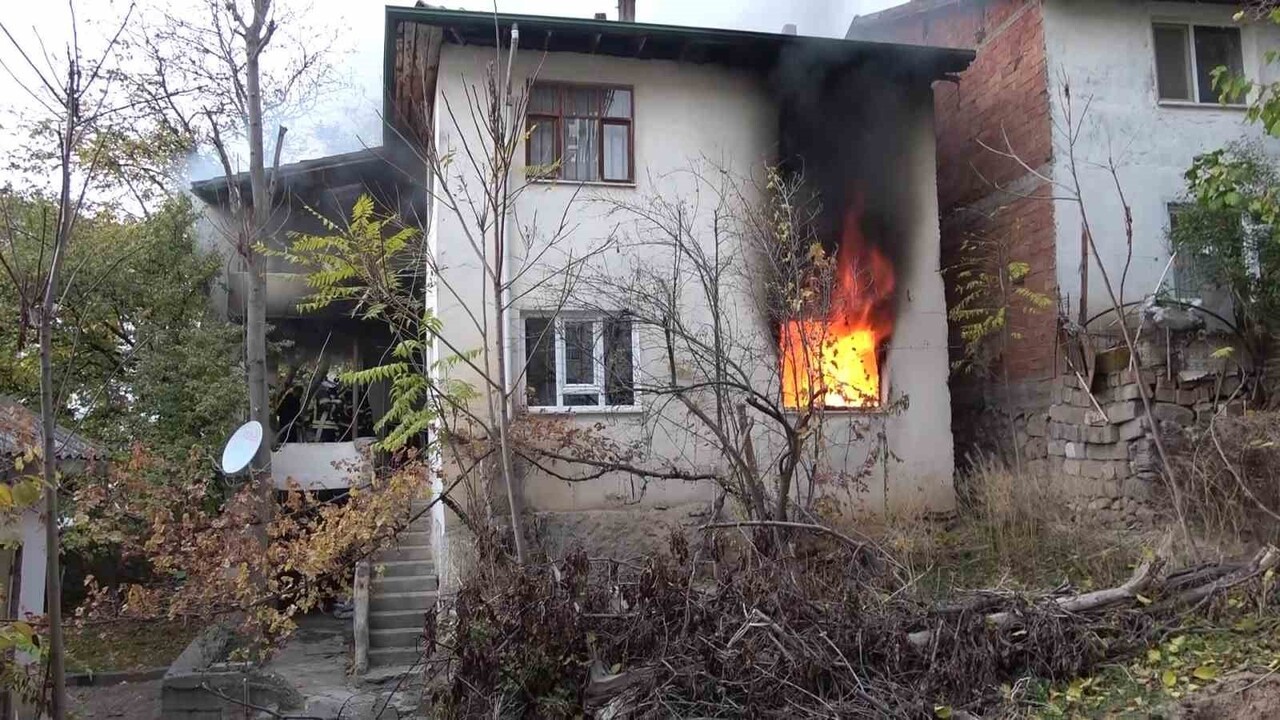 AMASYA’DA İKİ KATLI BİR EVDE ÇIKAN YANGIN BÜYÜK PANİĞE YOL AÇTI. ALEVLERİN İTFAİYE EKİPLERİNİN...