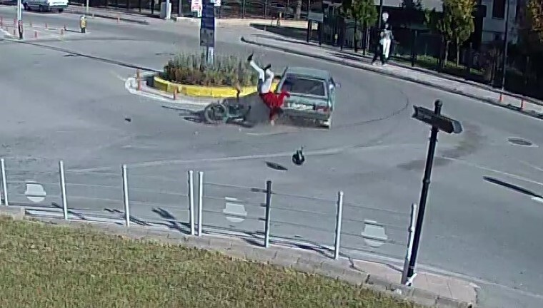 AMASYA’DA KAVŞAĞA GİREN OTOMOBİLLE ÇARPIŞAN MOTOSİKLETİN SÜRÜCÜSÜ HAVADA TAKLA ATTI. KAZAYI UCUZ...