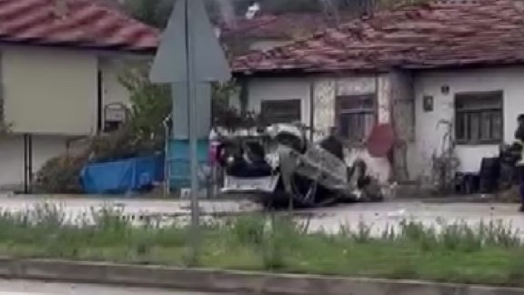 AMASYA’DA KONTROLDEN ÇIKAN OTOMOBİL TAKLA ATTI. KAZA ANI GÜVENLİK KAMERASINA YANSIDI.