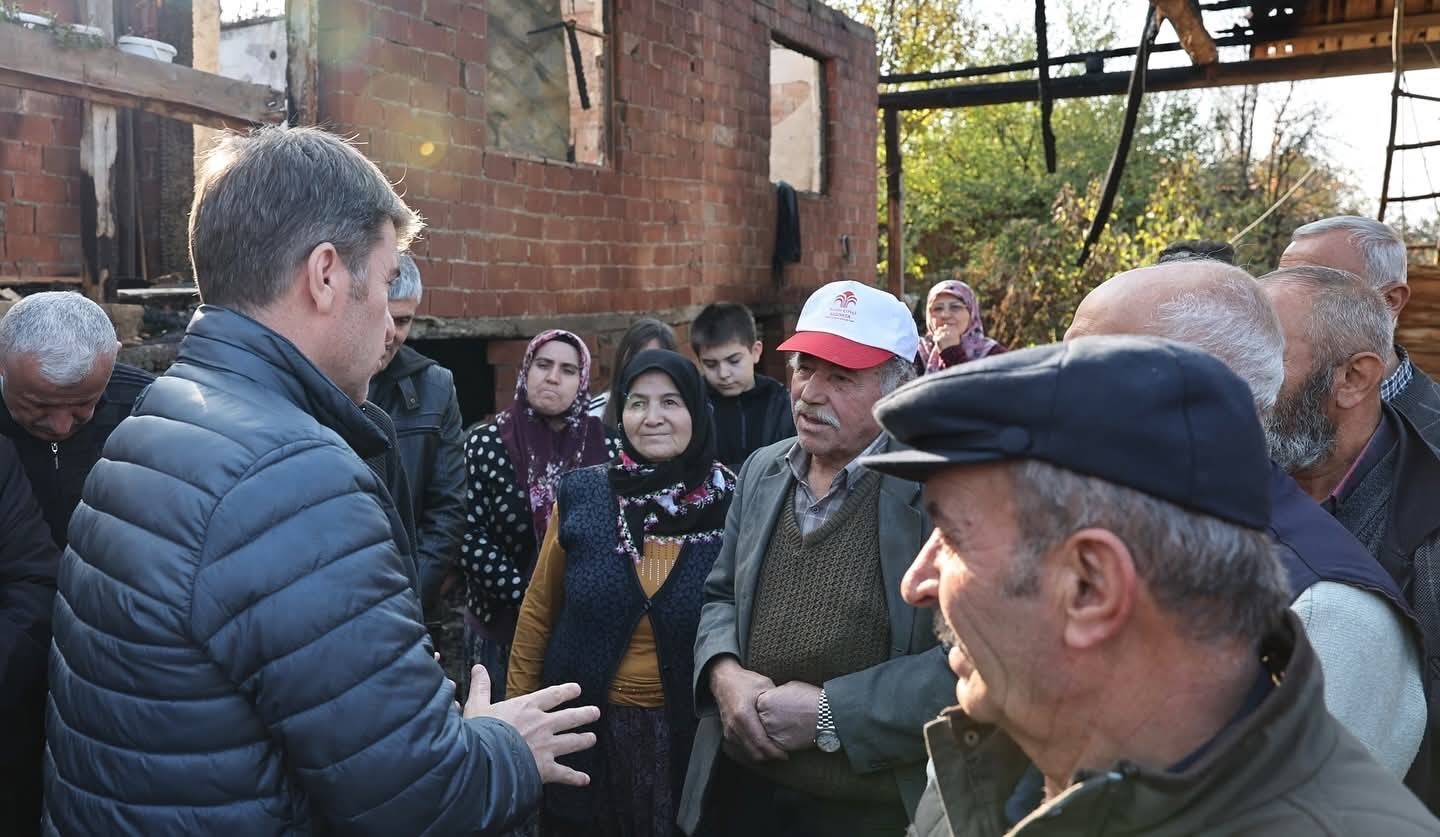 AMASYA’DA KÖYDE ÇIKAN YANGINDA EVLERİ YANAN YAŞLI ÇİFTİN YUVALARI ELBİRLİĞİYLE İNŞA...
