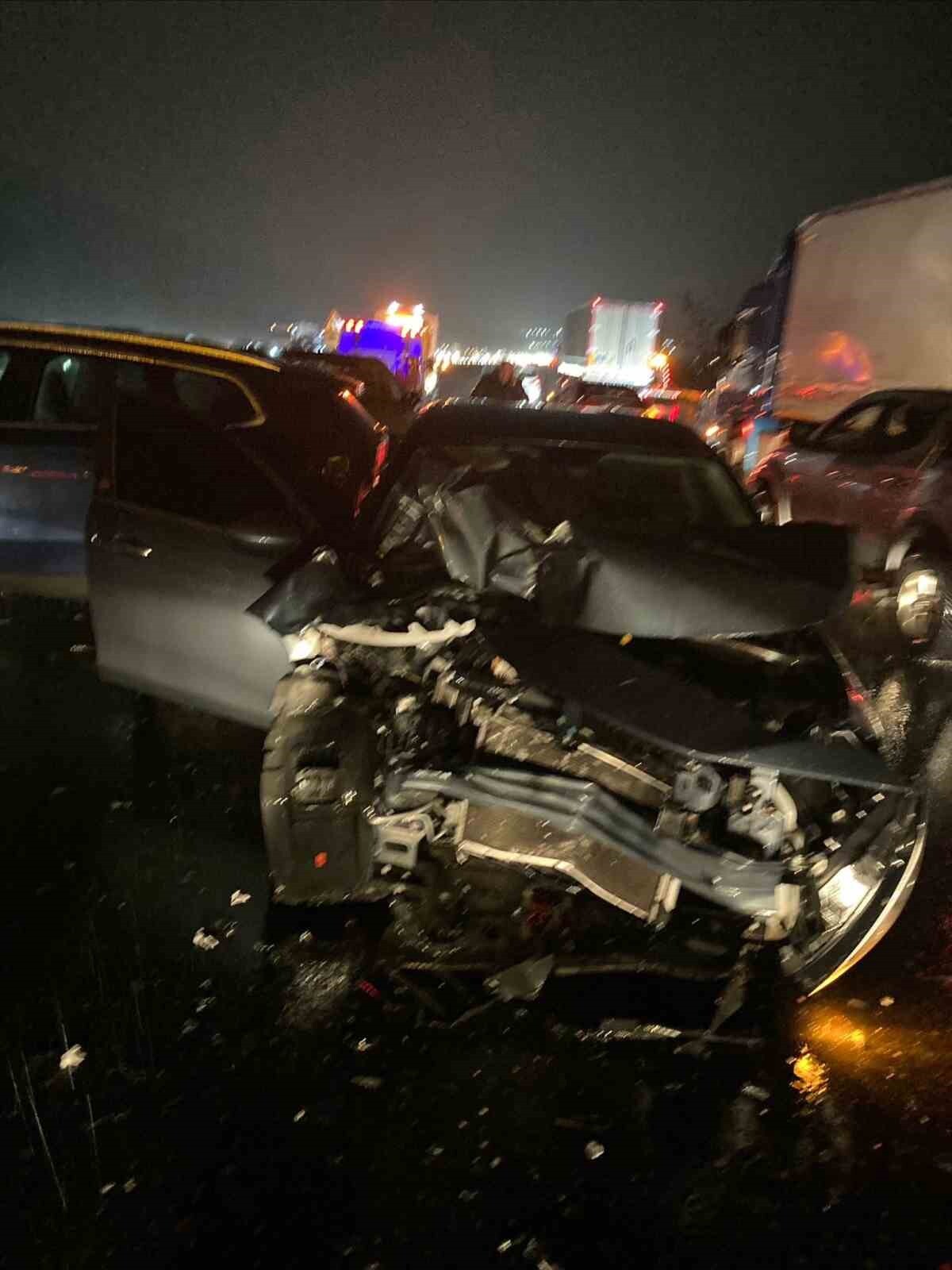 ANADOLU OTOYOLU’NDA 5 ARACIN KARIŞTIĞI ZİNCİRLEME KAZA MEYDANA GELDİ.