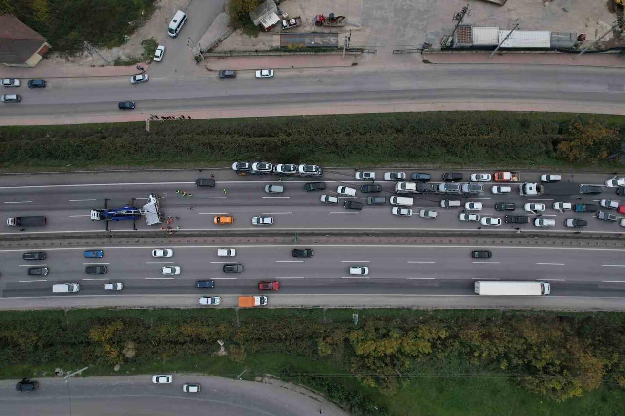 ANADOLU OTOYOLU SAKARYA GEÇİŞİNDE SUV TARZI ARAÇ YÜKLÜ TIR İLE ÇARPIŞAN NAKLİYAT KAMYONETİ...
