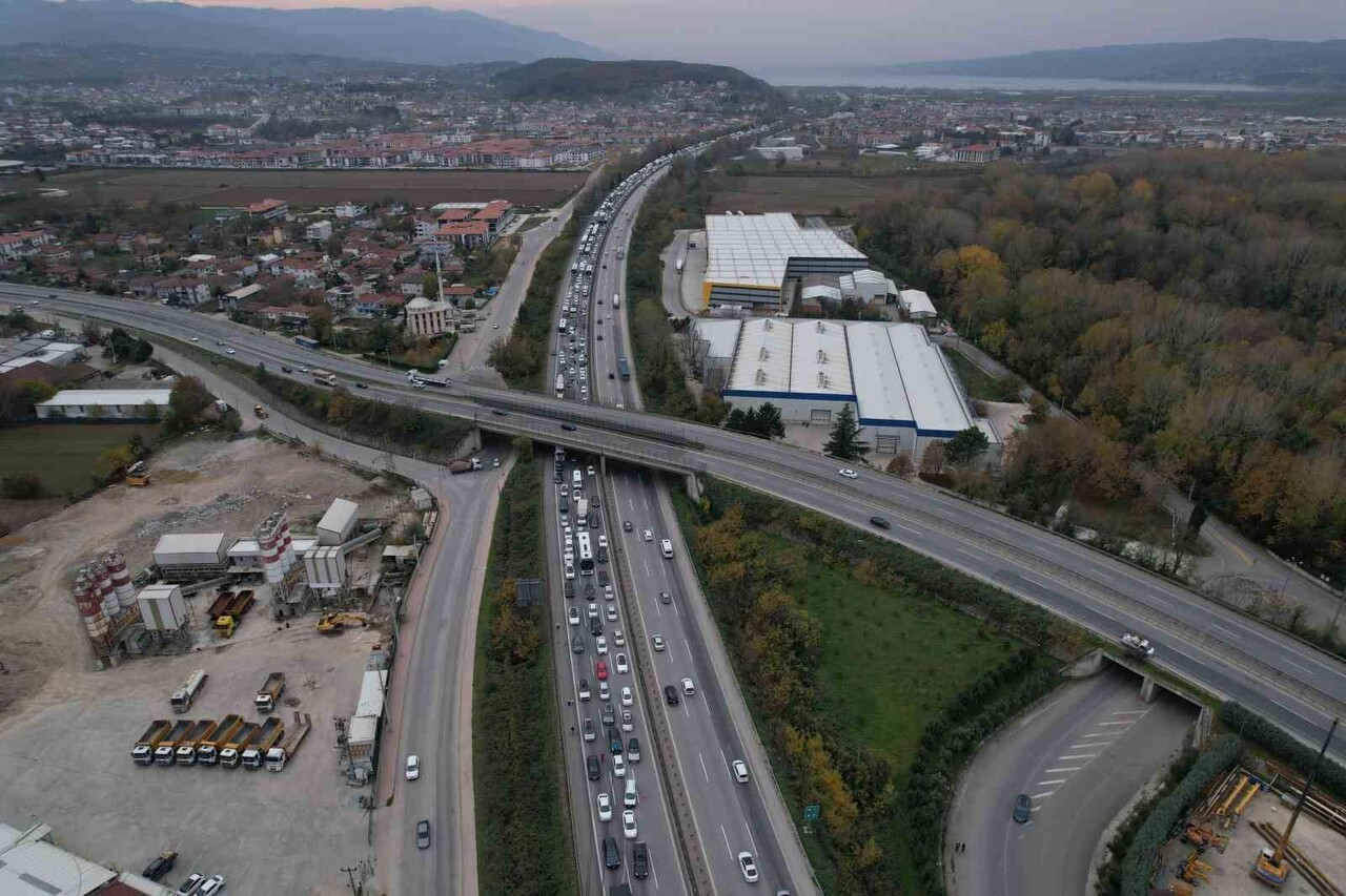 ANADOLU OTOYOLU SAKARYA GEÇİŞİNDE SUV TARZI ARAÇ YÜKLÜ TIR İLE ÇARPIŞAN NAKLİYAT KAMYONETİ...