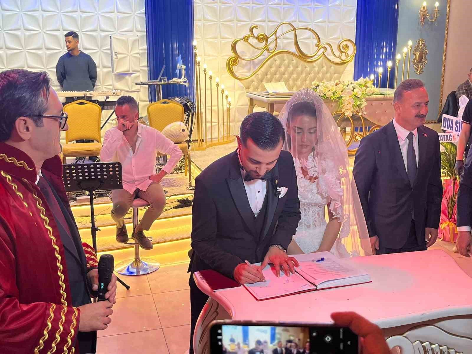 ANAHTAR PARTİ GENEL BAŞKANI YAVUZ AĞIRALİOĞLU, KÜTAHYA'NIN TAVŞANLI İLÇESİNDE KATILDIĞI DÜĞÜNDE...