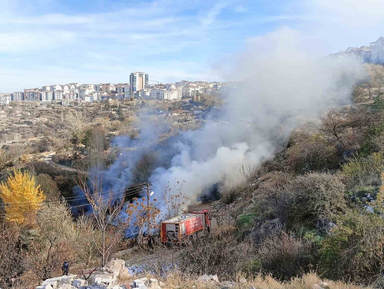 ANKARA'DA ORMANLIK ALANDA BİRİKEN ÇÖPLERİN TUTUŞMASMASI SONUCU MEYDANA GELEN YANGIN İTFAİYE...