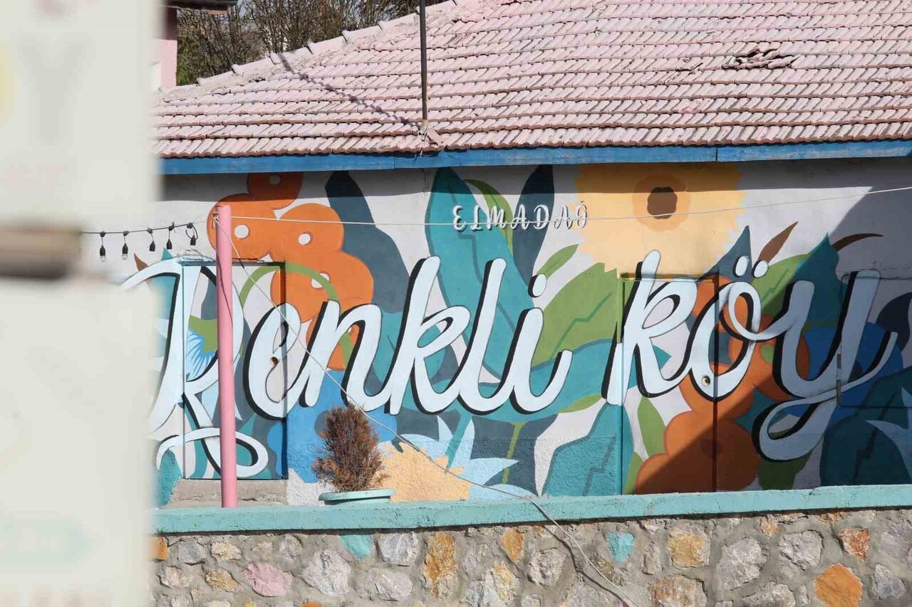 ANKARA'NIN ELMADAĞ İLÇESİNDE YER ALAN RENKLİ KÖY, HEM YERLİ HEM DE YABANCI TURİSTLERİN ZİYARETİNE...