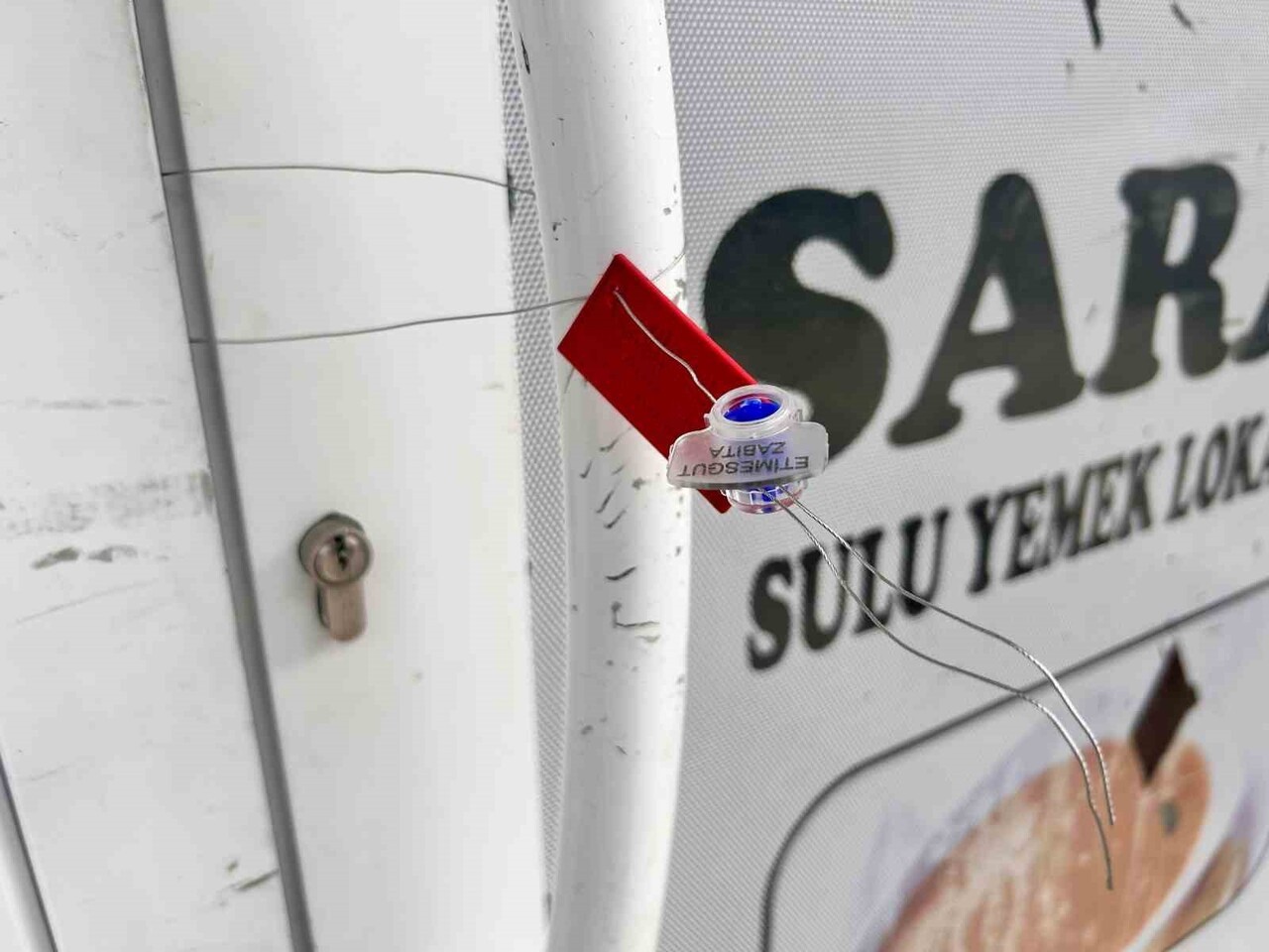 ANKARA’DA AYNI YEMEKTEN YİYEN 154 İŞÇİ GIDA ZEHİRLENMESİ ŞÜPHESİYLE HASTANEYE KALDIRILIRKEN, YEMEK...