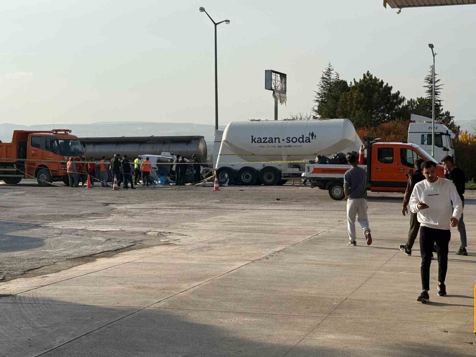 ANKARA’DA SÜRÜCÜSÜNÜN KONTROLÜNÜ KAYBETTİĞİ OTOMOBİL PARK HALİNDEKİ TIRIN ÇEKİCİSİNE ARKADAN...