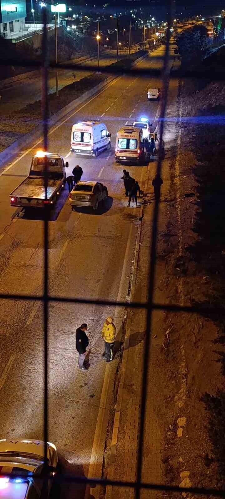 ANKARA ELMADAĞ’DA YOLDAKİ ÇUKURA GİRMESİ NEDENİYLE KONTROLDEN ÇIKAN ARAÇ KALDIRIMA ÇARPARAK...