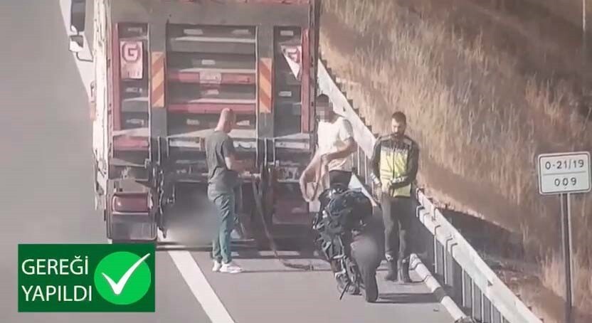 ANKARA NİĞDE OTOYOLUNDA BENZİNİ BİTEN BİR MOTOSİKLETİ, YOLDAN GEÇEN KAMYON İLE ÇEKTİLER. OTO...