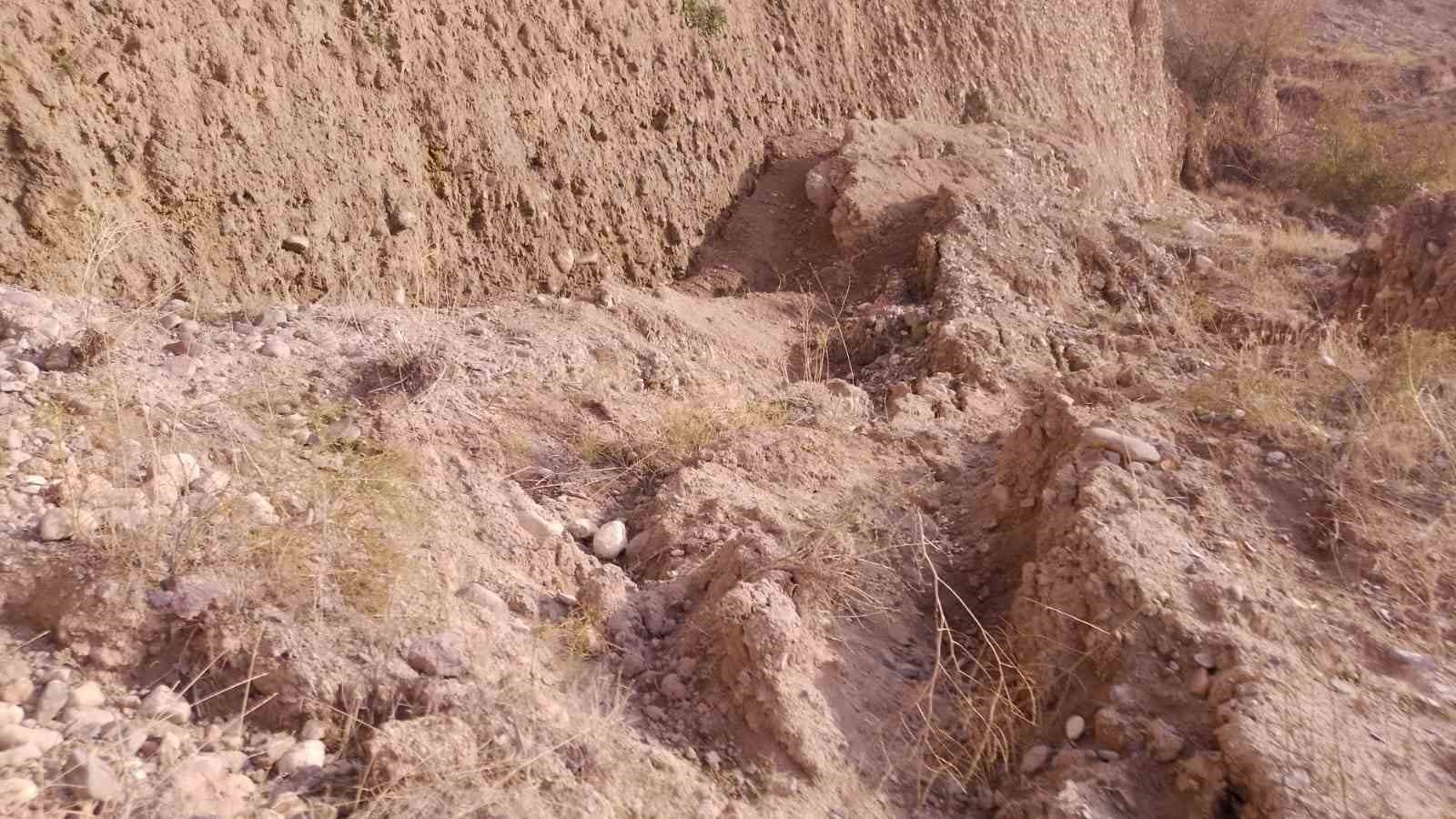 ANKARA’NIN BEYPAZARI İLÇESİ ADAÖREN MAHALLESİNDE KAYAN YOL BEYPAZARI JANDARMA EKİPLERİ TARAFINDAN...