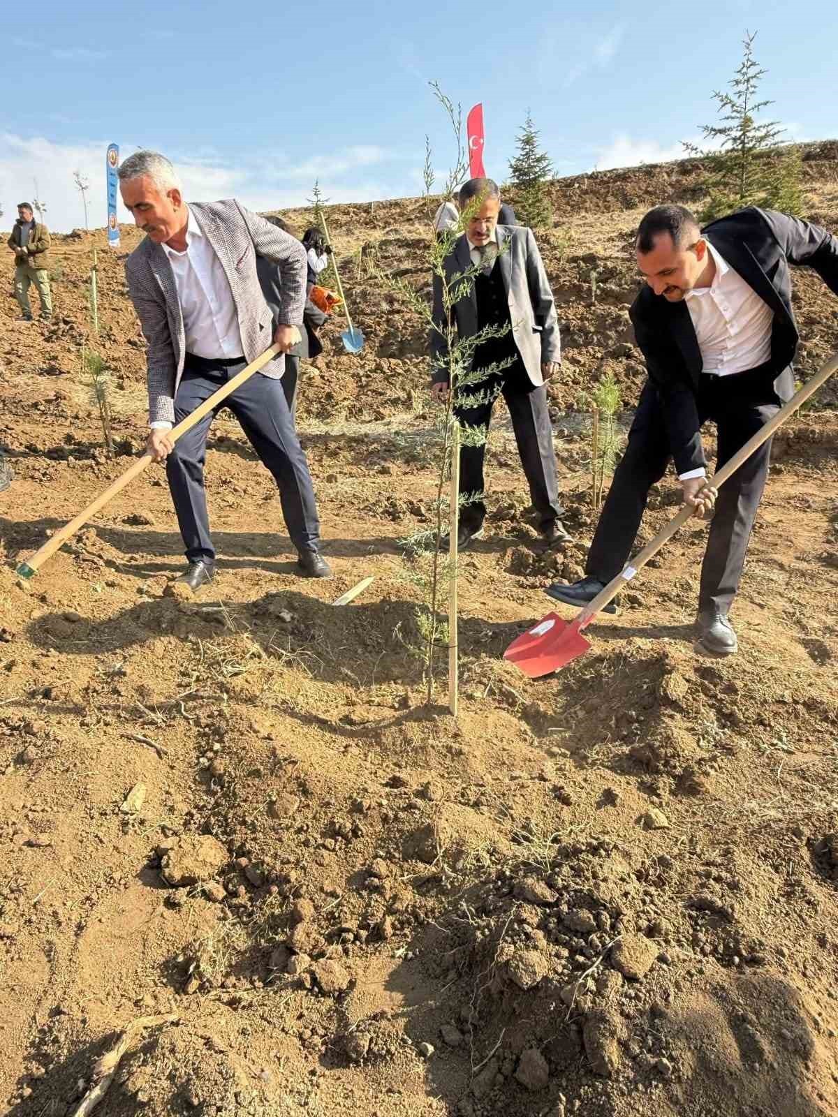ANKARA’NIN EVREN İLÇESİNDE 11 KASIM MİLLİ AĞAÇLANDIRMA GÜNÜ DOLAYISIYLA ÜLKE GENELİNDE EŞ ZAMANLI...