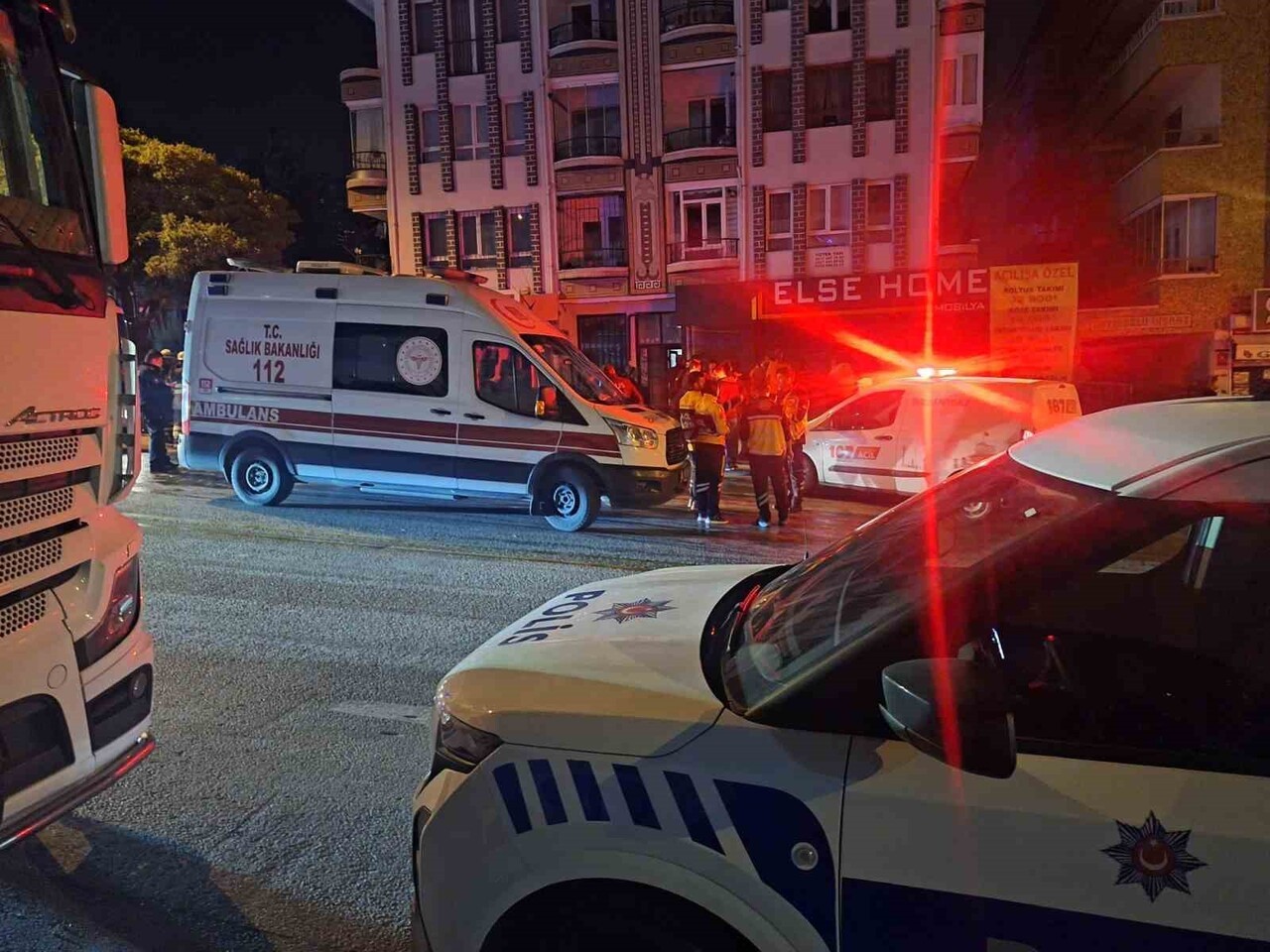 ANKARA’NIN MAMAK İLÇESİNDE BİR BİNANIN ÜÇÜNCÜ KATINDA PATLAMA MEYDANA GELDİ, 1 KİŞİ...