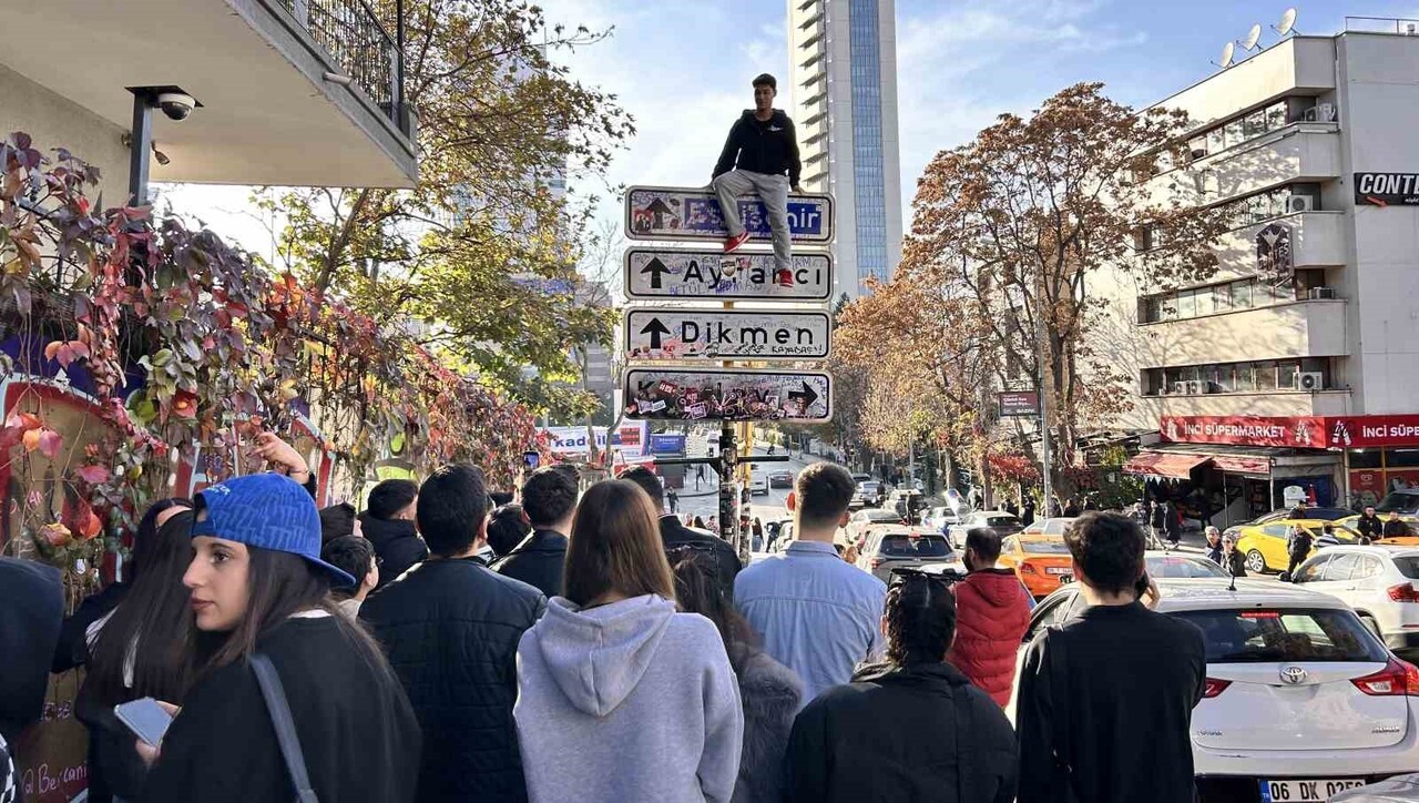 ANKARALI BİR ESNAF POPÜLER HALE GELEN SOKAK TABELASINA BALIK ASARAK TABELA AKIMINA SON NOKTAYI...