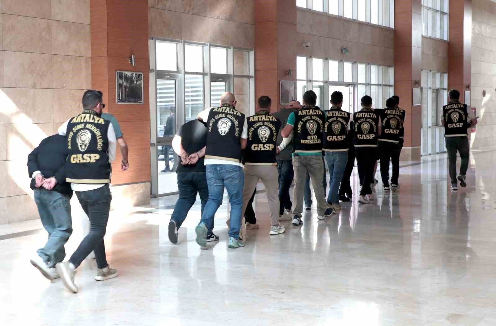 ANTALYA'DA BİR İŞ YERİNE ZARAR VEREN 10 ŞAHIS POLİS EKİPLERİ TARAFINDAN YAKALANARAK GÖZALTINA...