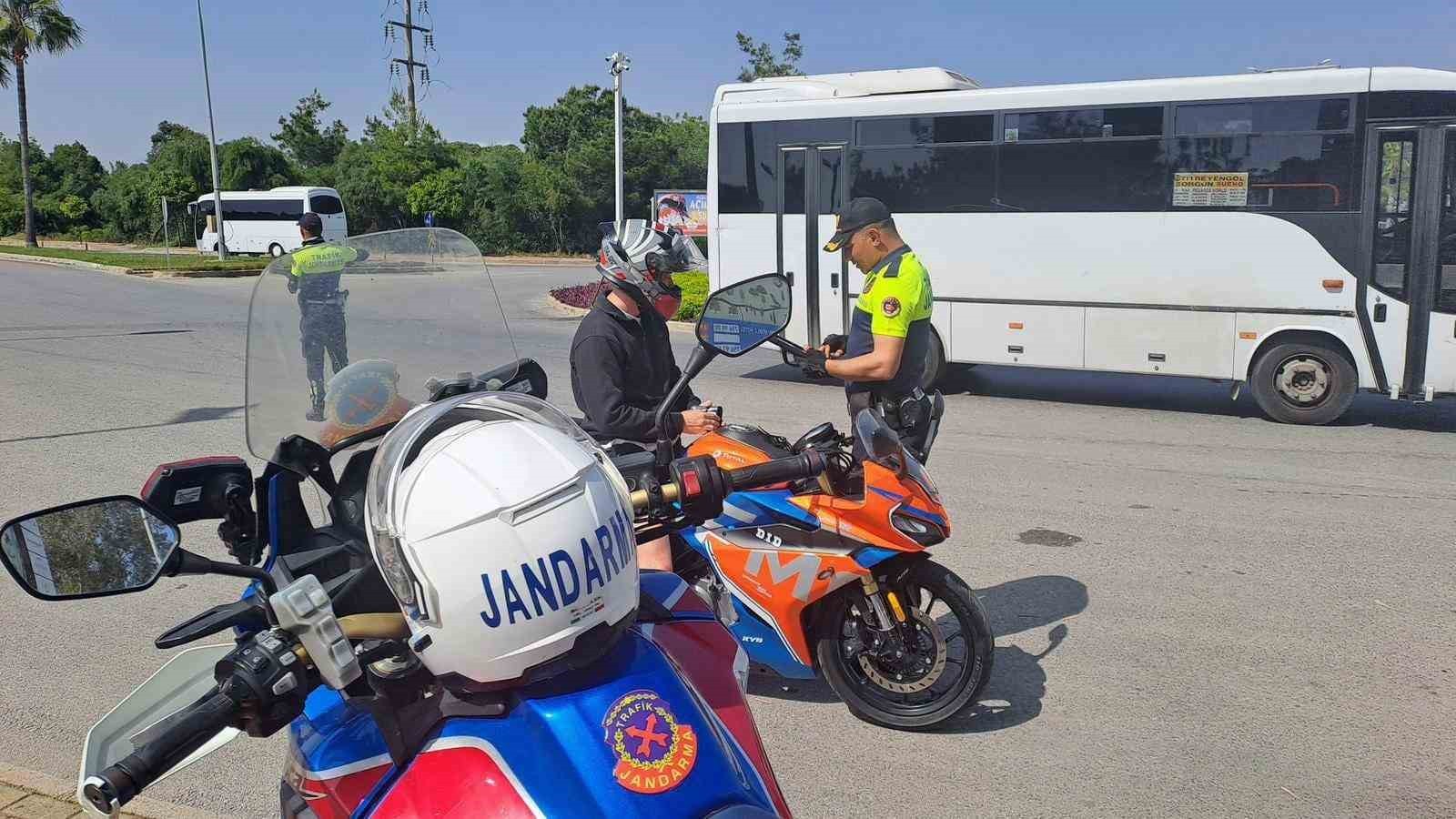 ANTALYA'DA JANDARMA EKİPLERİ TARAFINDAN MOTOSİKLET SÜRÜCÜLERE YÖNELİK YAPILAN DENETİMLERDE 12 BİN...