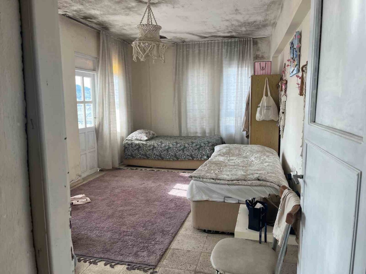 ANTALYA'NIN ALANYA İLÇESİNDE APARTMANA YÜRÜYEREK GİREN HIRSIZLIK ŞÜPHELİSİ, ÇIKIŞTA BİSİKLET VE...