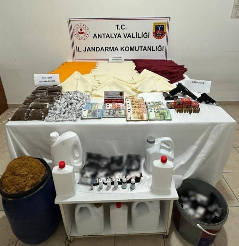 ANTALYA'NIN ALANYA İLÇESİNDE UYUŞTURUCUYLA MÜCADELEYE YÖNELİK DÜZENLENEN OPERASYONDA ÇOK MİKTARDA...