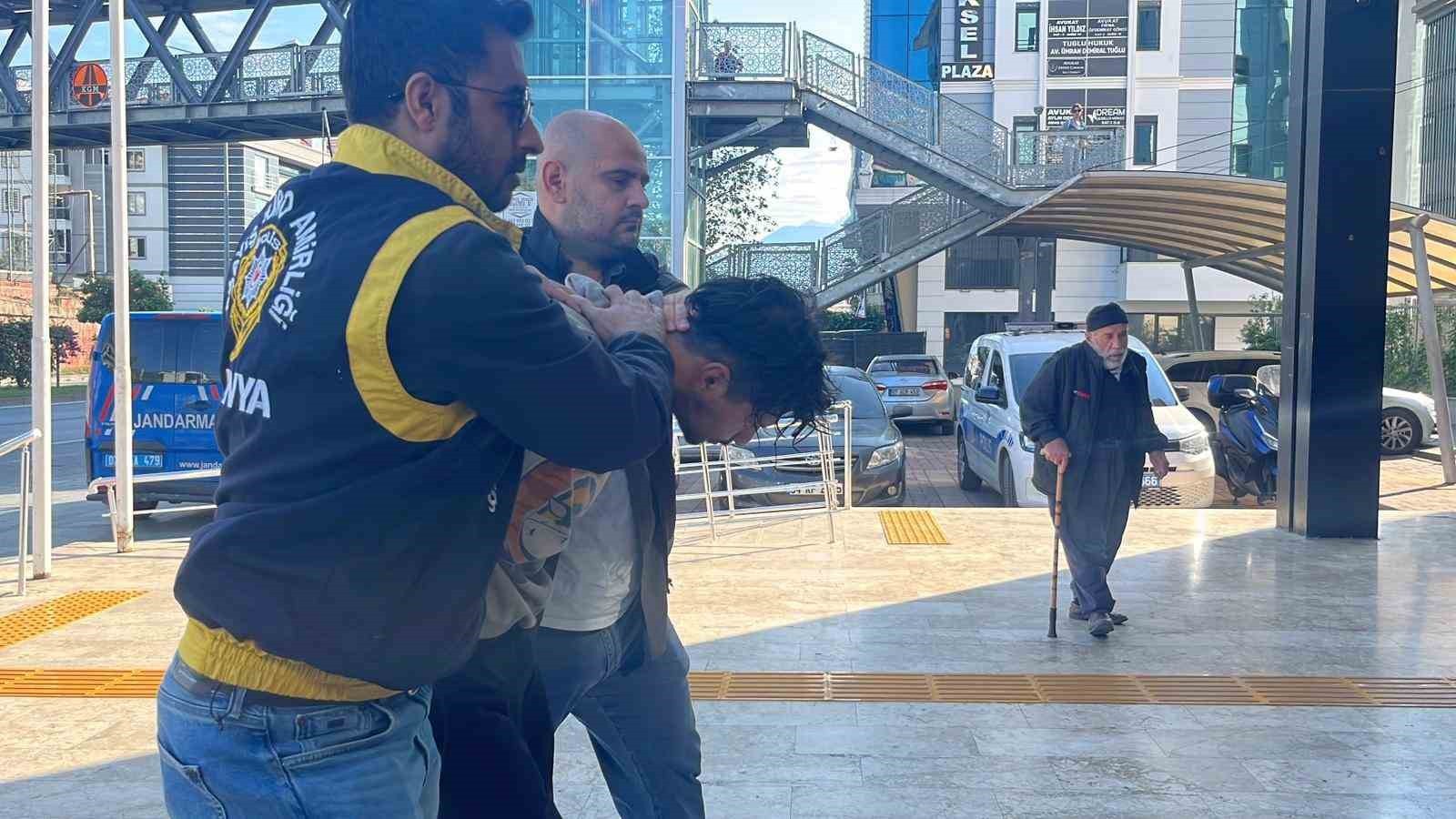 ANTALYA'NIN ALANYA İLÇESİNDE YOLDA YÜRÜYEN BİR KADINI ÖNCE YUMRUKLAYIP ARDINDAN MAKAS İLE YÜZÜNÜ...