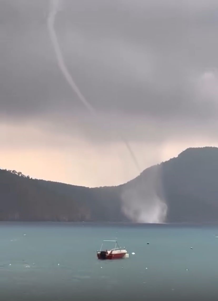 ANTALYA'NIN KUMLUCA İLÇESİNDE DENİZİN ÜZERİNDE HORTUM MEYDANA GELDİ. O ANLAR İSE BİR VATANDAŞIN...