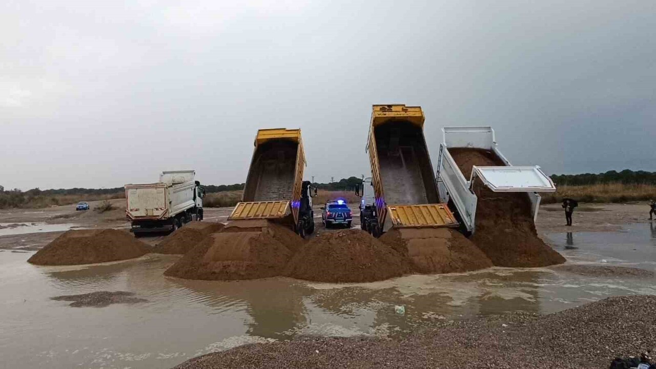 ANTALYA'NIN MANAVGAT İLÇESİNDE HIRSIZLAR TARAFINDAN ÇALINAN PLAJ KUMLARI, İNŞAATTA KULLANMA...