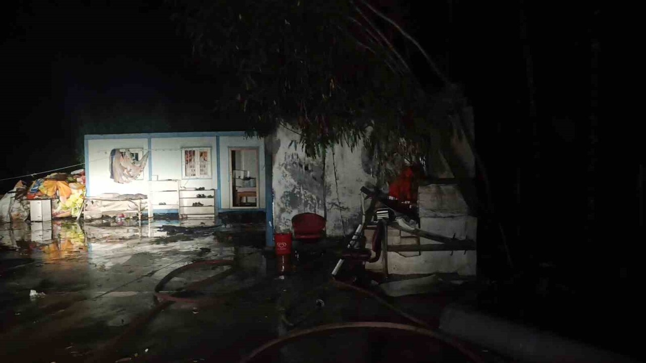 ANTALYA'NIN MANAVGAT İLÇESİNDE ILICA MAHALLESİ’NDE YILDIRIM DÜŞMESİ VE PALMİYELERİN TUTUŞMASIYLA...