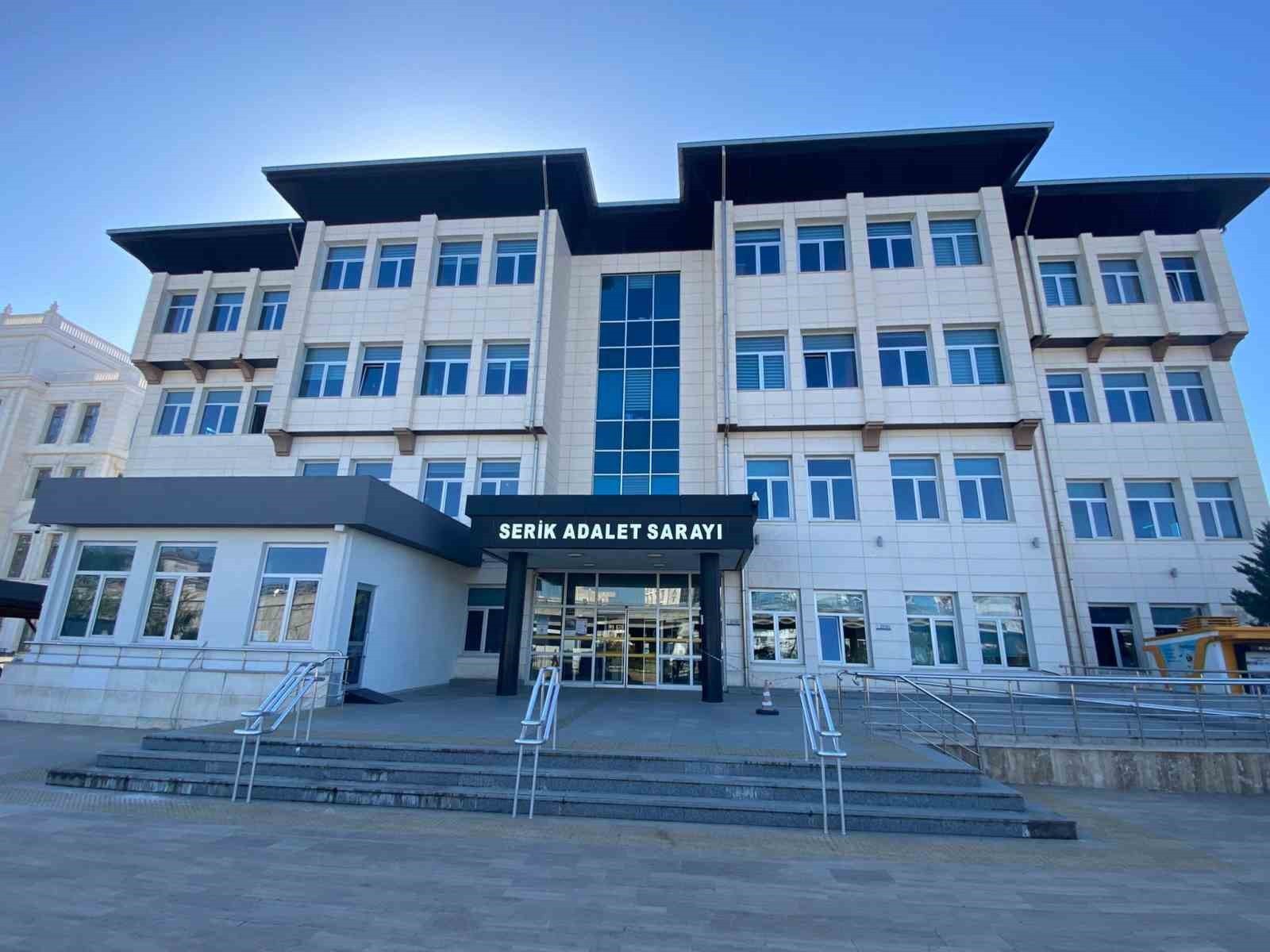 ANTALYA'NIN SERİK İLÇESİNDE İŞ İNSANINDAN RÜŞVET ALDIĞI İDDİASIYLA  GÖZALTINA ALINAN CHP ESKİ...