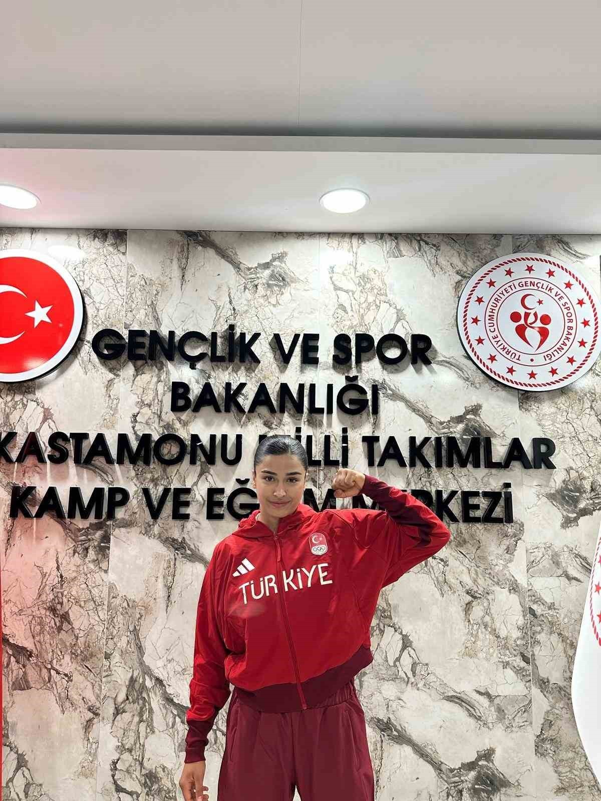 ANTALYA'NIN YETİŞTİRDİĞİ BAŞARILI BOKSÖR BERFİN KABAK, 3-11 KASIM TARİHLERİ ARASINDA SUUDİ...