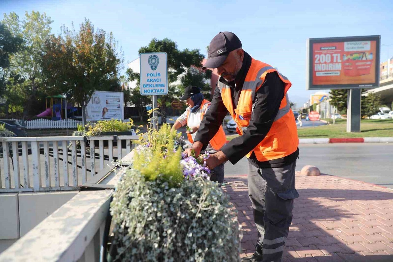 ANTALYA BÜYÜKŞEHİR BELEDİYESİ, KIŞ AYLARINDA DA KENTİN SİLÜETİNİ RENKLENDİRMEK İÇİN MEVSİMLİK...