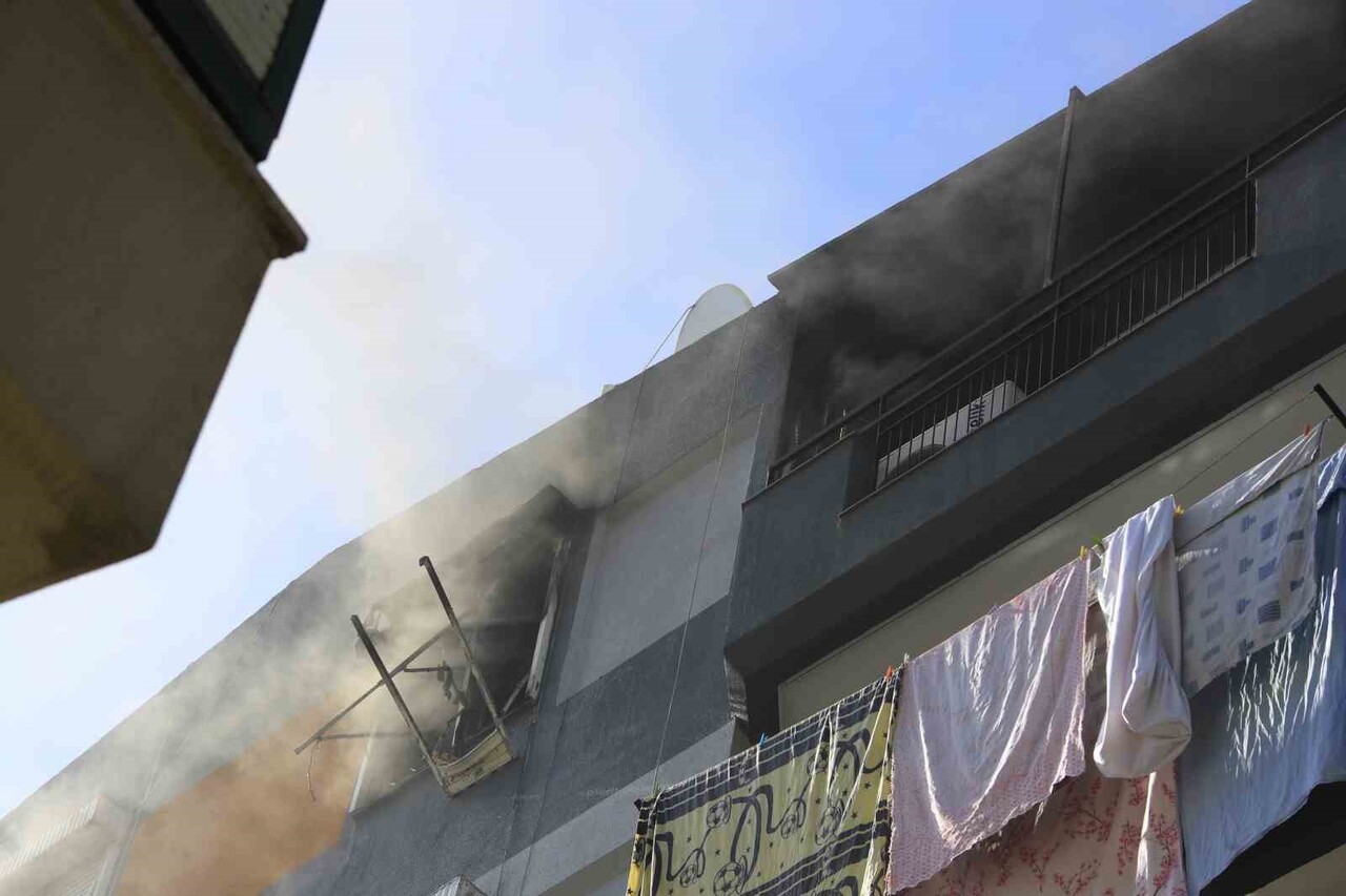 ANTALYA’DA 5 KATLI BİR APARTMANIN TERAS KATINDA KLİMADAN ÇIKAN YANGIN PANİĞE NEDEN OLDU. YANGIN...