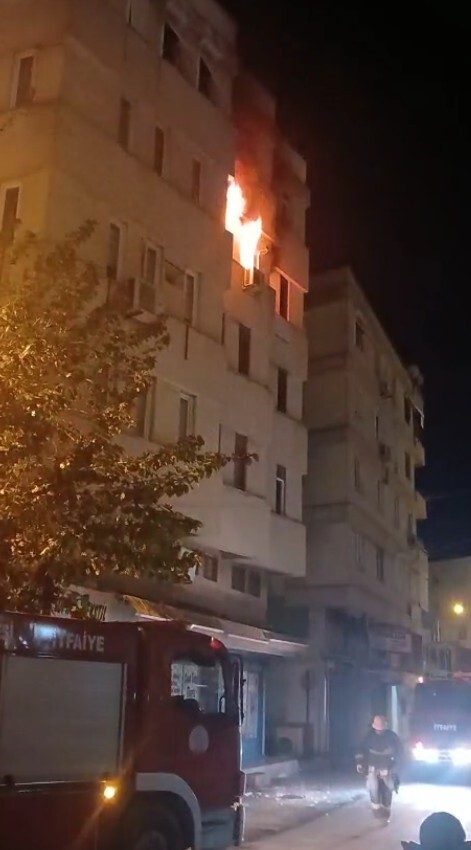 ANTALYA’DA BİR APARTMANIN DAİRESİNDE ÇIKAN YANGIN, İTFAİYE EKİPLERİNİN MÜDAHALESİ SONUCU...
