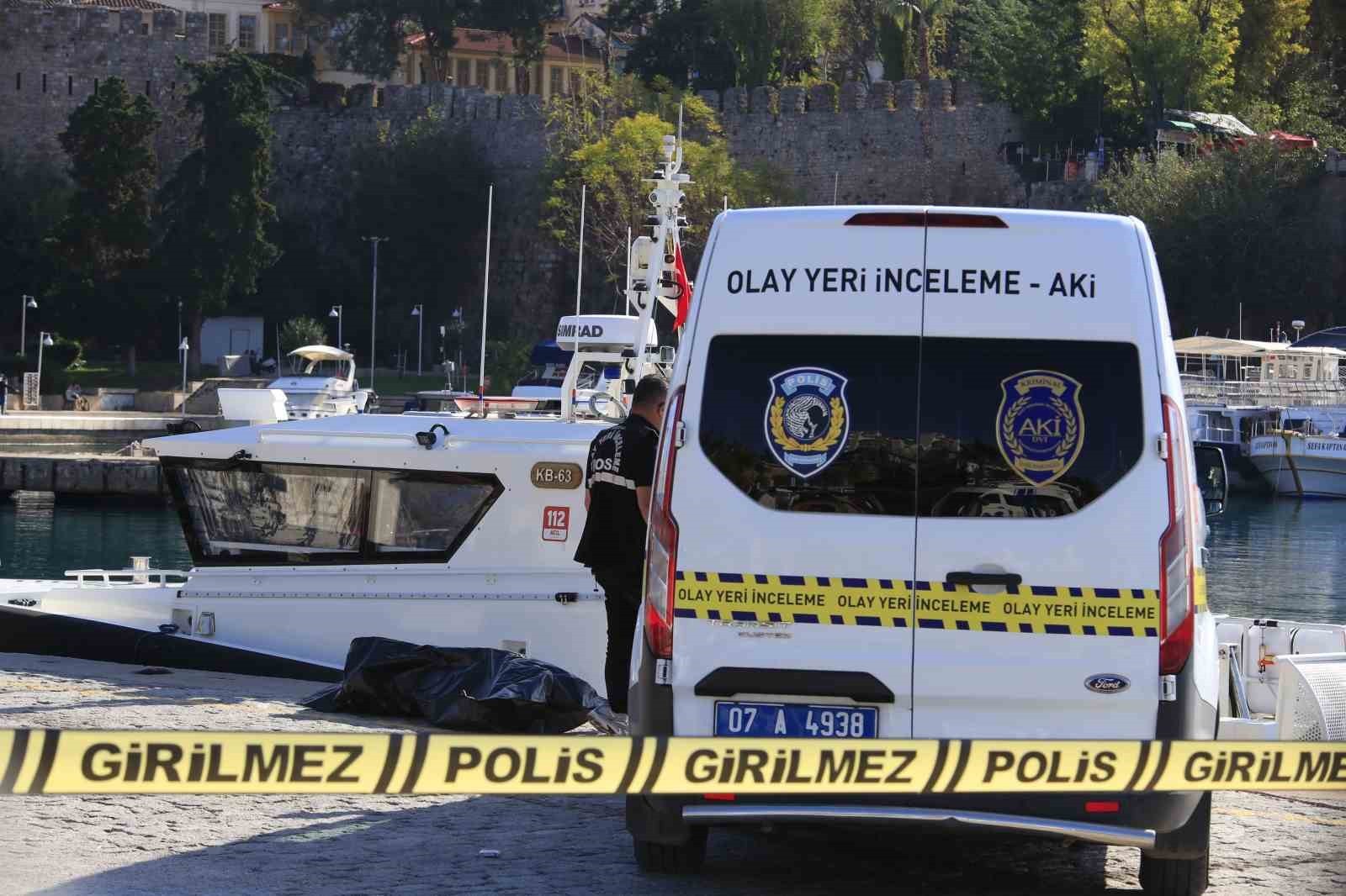 ANTALYA’DA DENİZ AÇIKLARINDA BİR KİŞİNİN CANSIZ BEDENİ BULUNDU. ÜZERİNDEN KİMLİK ÇIKMAYAN VE 15...