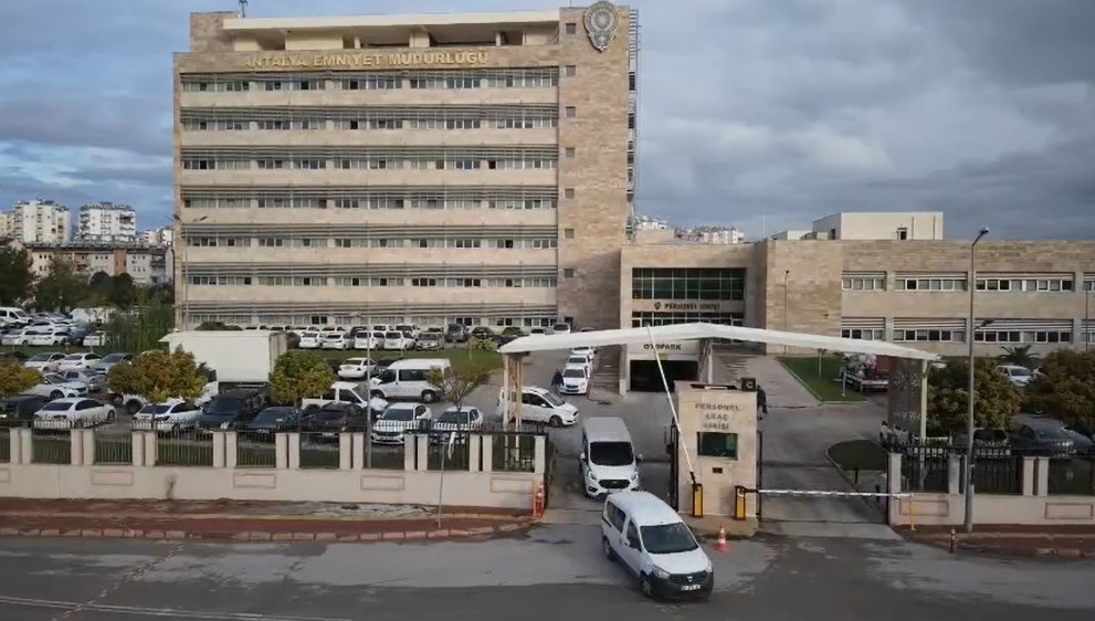 ANTALYA’DA İNTERNETTEN SATIŞA ÇIKARILAN DAİREYİ BAHANE EDEN DOLANDIRICILAR, EV SAHİBİ VE ALICIYI...