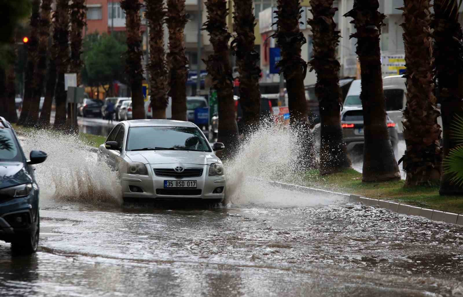 ANTALYA’DA ÖĞLE SAATLERİNDE ETKİLİ OLAN KUVVETLİ YAĞIŞ, KISA SÜREDE DOLUYA DÖNÜŞTÜ. KENTİN...