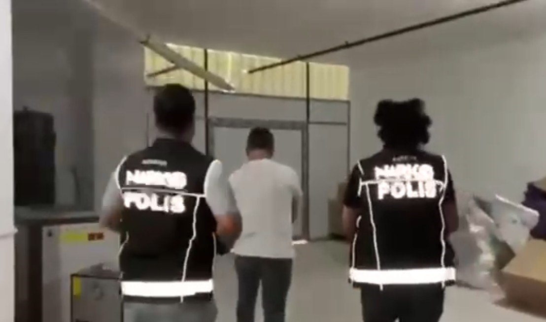 ANTALYA’DA POLİSİN UYUŞTURUCU İMALATHANESİNE DÜZENLEDİĞİ OPERASYONDA 1 MİLYON 888 BİN 830 SENTETİK...