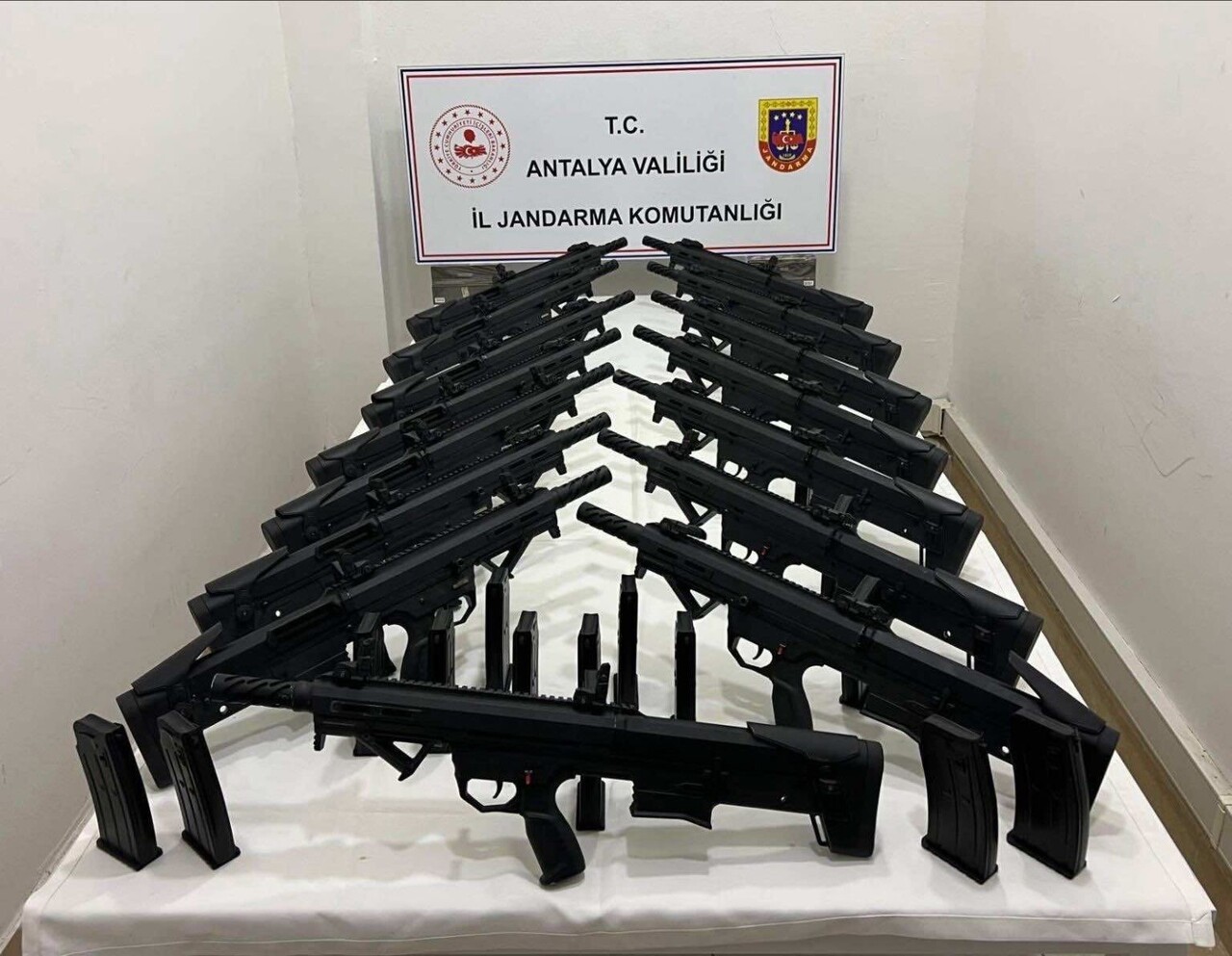 ANTALYA İL JANDARMA KOMUTANLIĞI TARAFINDAN SİLAH KAÇAKÇILIĞINA YÖNELİK DÜZENLENEN OPERASYONDA 15...