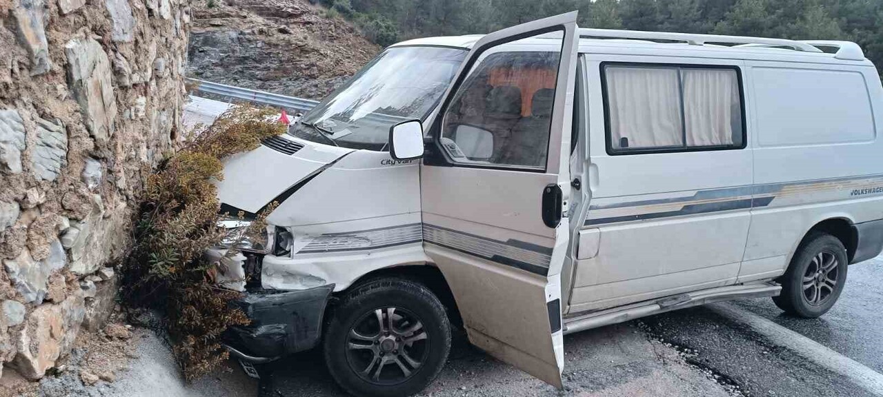 ANTALYA’NIN AKSEKİ İLÇESİNDE MEYDANA GELEN TRAFİK KAZASINDA BİR KİŞİ HAFİF ŞEKİLDE...