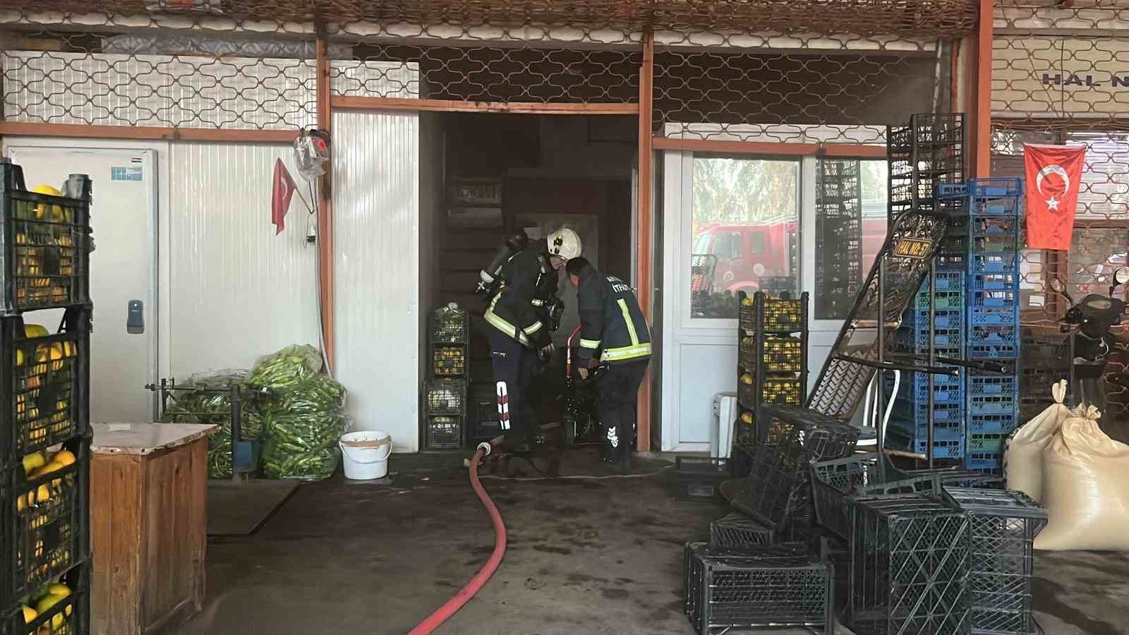 ANTALYA’NIN ALANYA İLÇESİNDE BULUNAN  SEBZE-MEYVE DEPOSUNDA ÇIKAN YANGIN PANİĞE NEDEN OLDU.