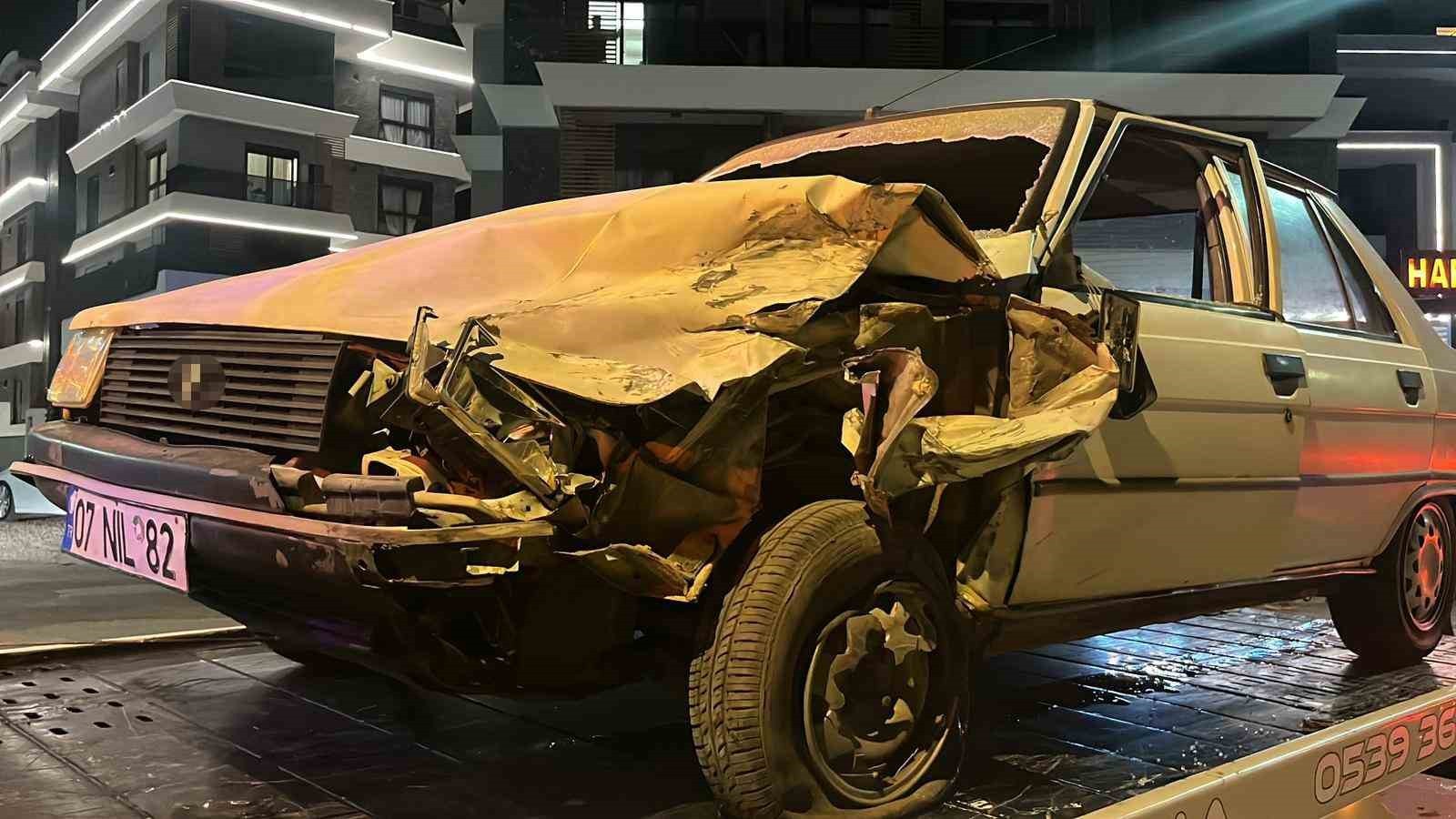 ANTALYA’NIN ALANYA İLÇESİNDE İKİ ARAÇ KAFA KAFAYA ÇARPIŞTI. KAZADA 2 KİŞİ YARALANDI. KAZA ANI İSE...