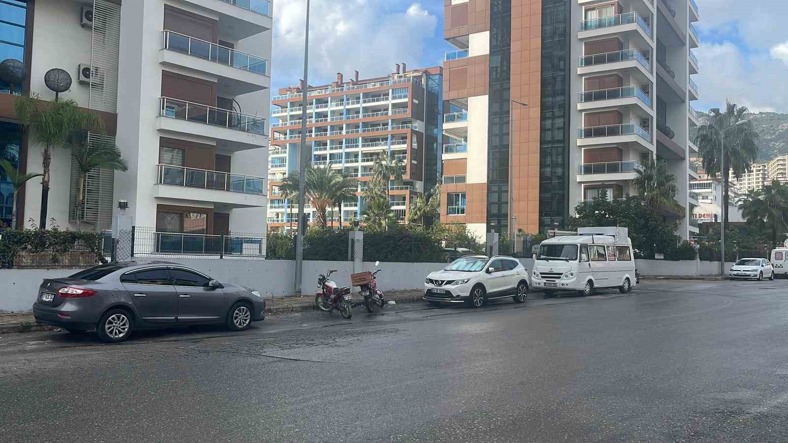 ANTALYA’NIN ALANYA İLÇESİNDE KİMLİĞİ BELİRSİZ BİR ŞAHIS, YOLDA YÜRÜYEN BİR KADINA ÖNCE YUMRUK ATTI...