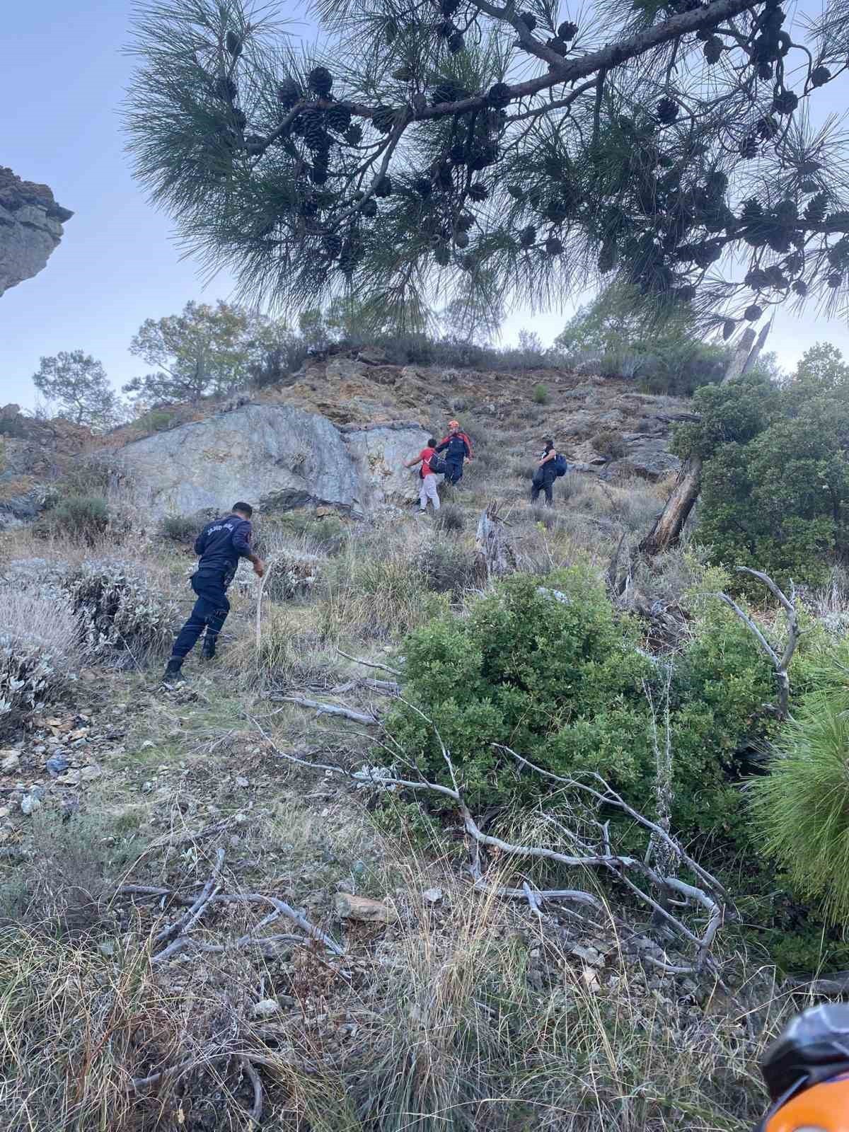 ANTALYA’NIN KEMER İLÇESİNDE DAĞLIK ALANDA MAHSUR KALAN ŞAHSI AFAD VE JANDARMA EKİPLERİ...