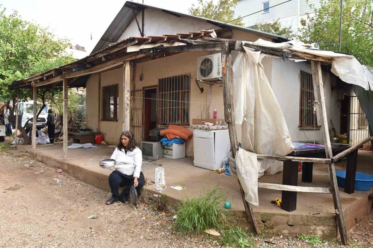 ANTALYA’NIN KEPEZ İLÇESİ GAZİ MAHALLESİ 6551 SOKAK’TA, EŞİ VE ÜÇ ÇOCUĞUYLA BİR GECEKONDUDA YAŞAYAN...